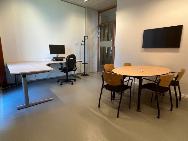 The XR Lab Ravelijn room with one round table and a desk with a desktop that can be used for analysis.